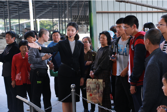 军博解说员为清华大学党团活动讲解。