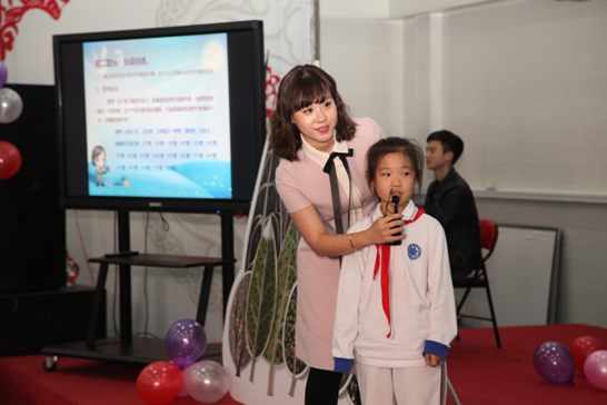 老师指导学生朗读台词