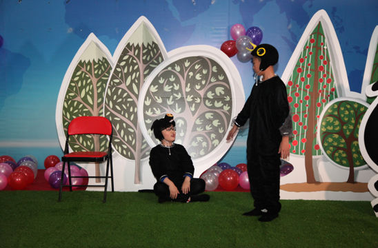 同学们表演《乌鸦和小猪》寓言故事