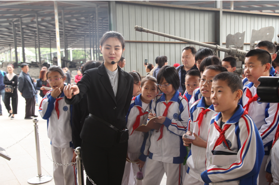 解说员为同学们示范讲解
