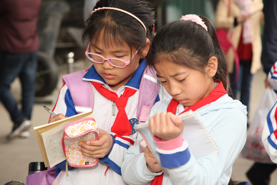 同学们认真聆听解说员示范讲解并做好笔记