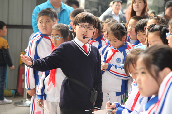 小讲解员为同学们讲解展品