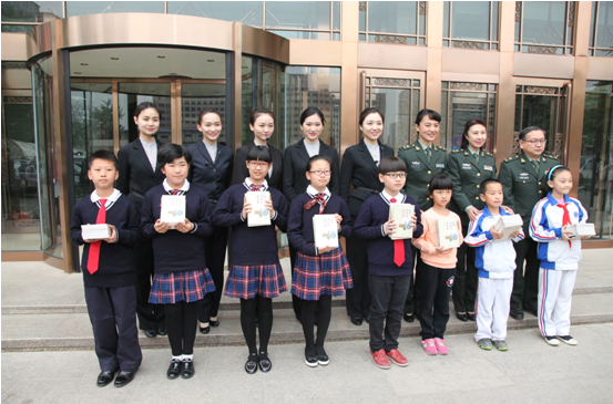 赠书活动结束后,军事博物馆老师与同学们合影